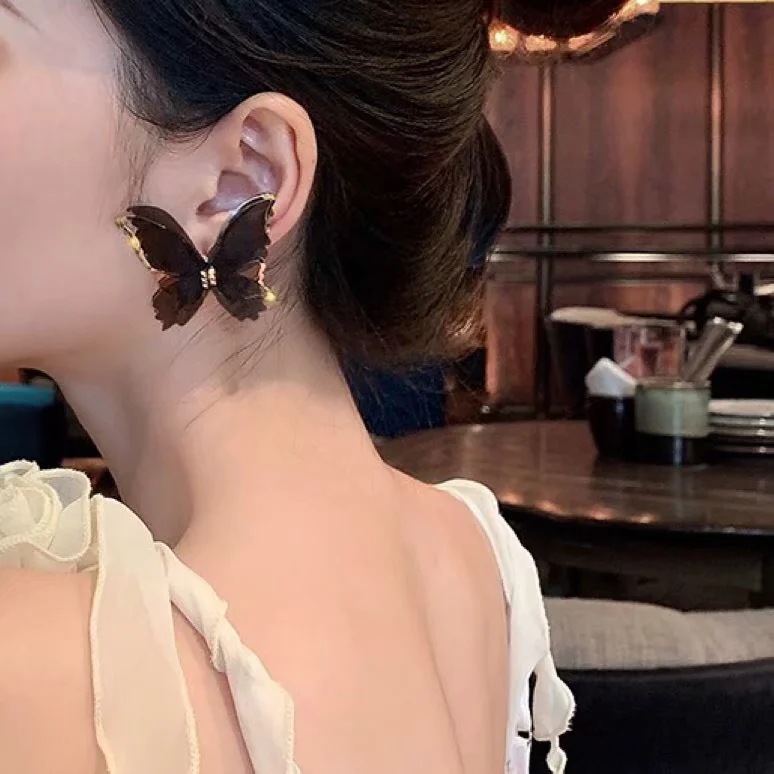 Khuyên tai bướm đen