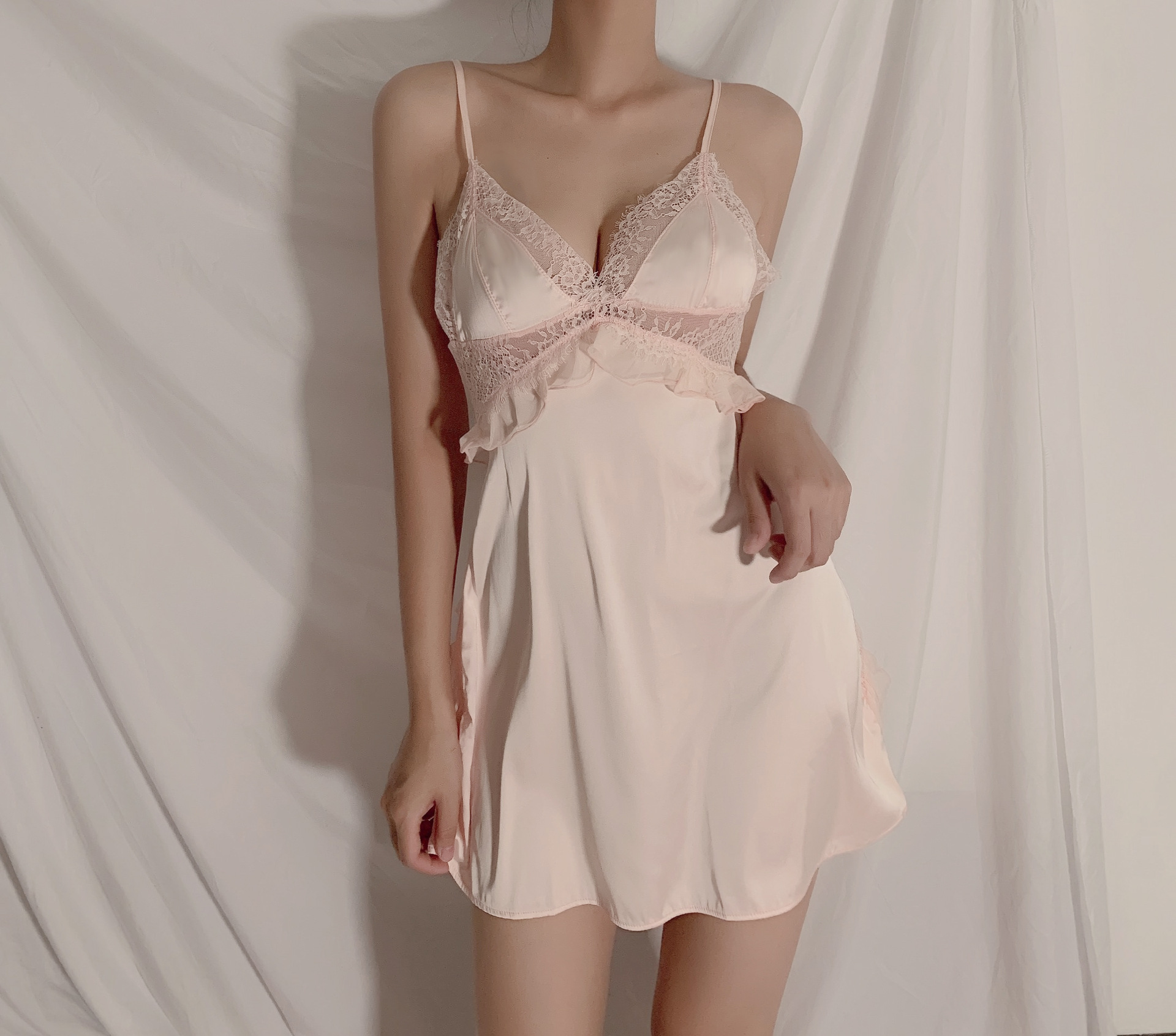 Váy ngủ lụa ngực màng ren trơn