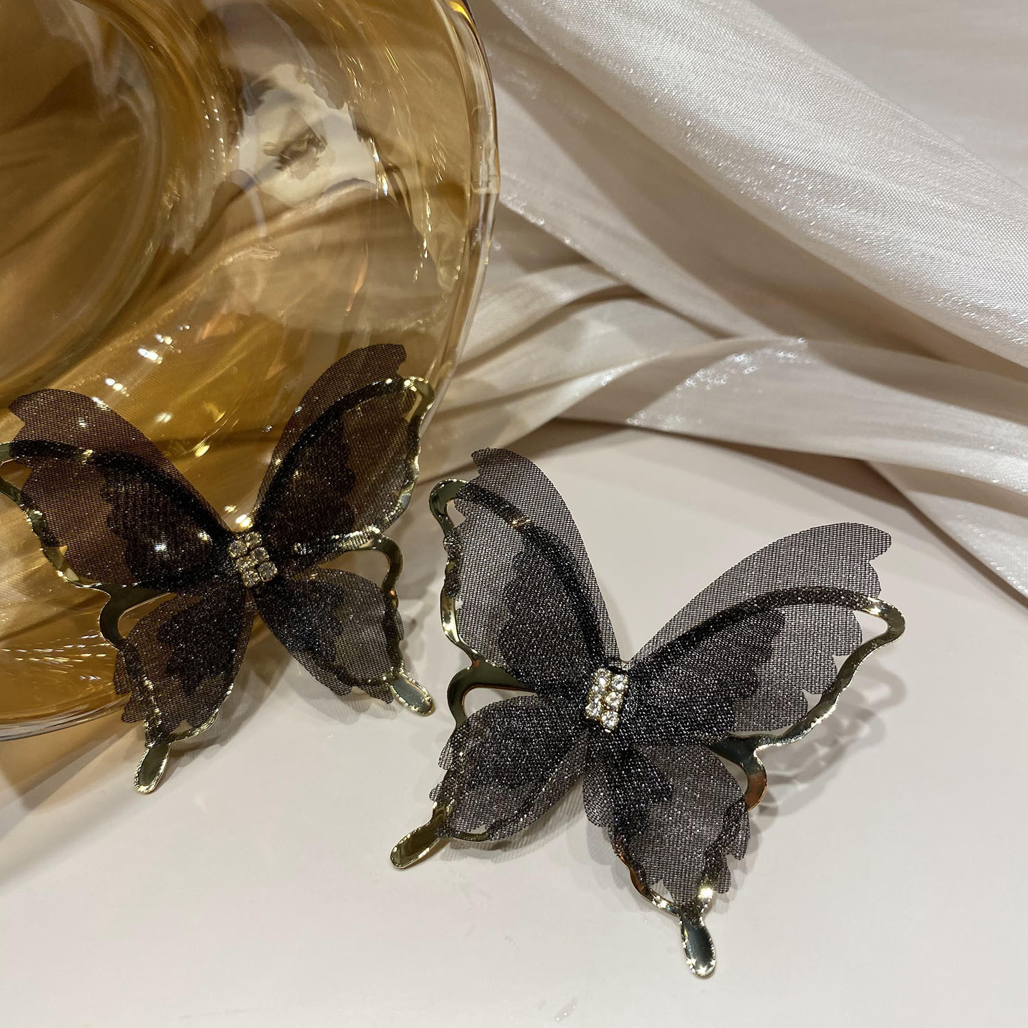 Khuyên tai bướm đen