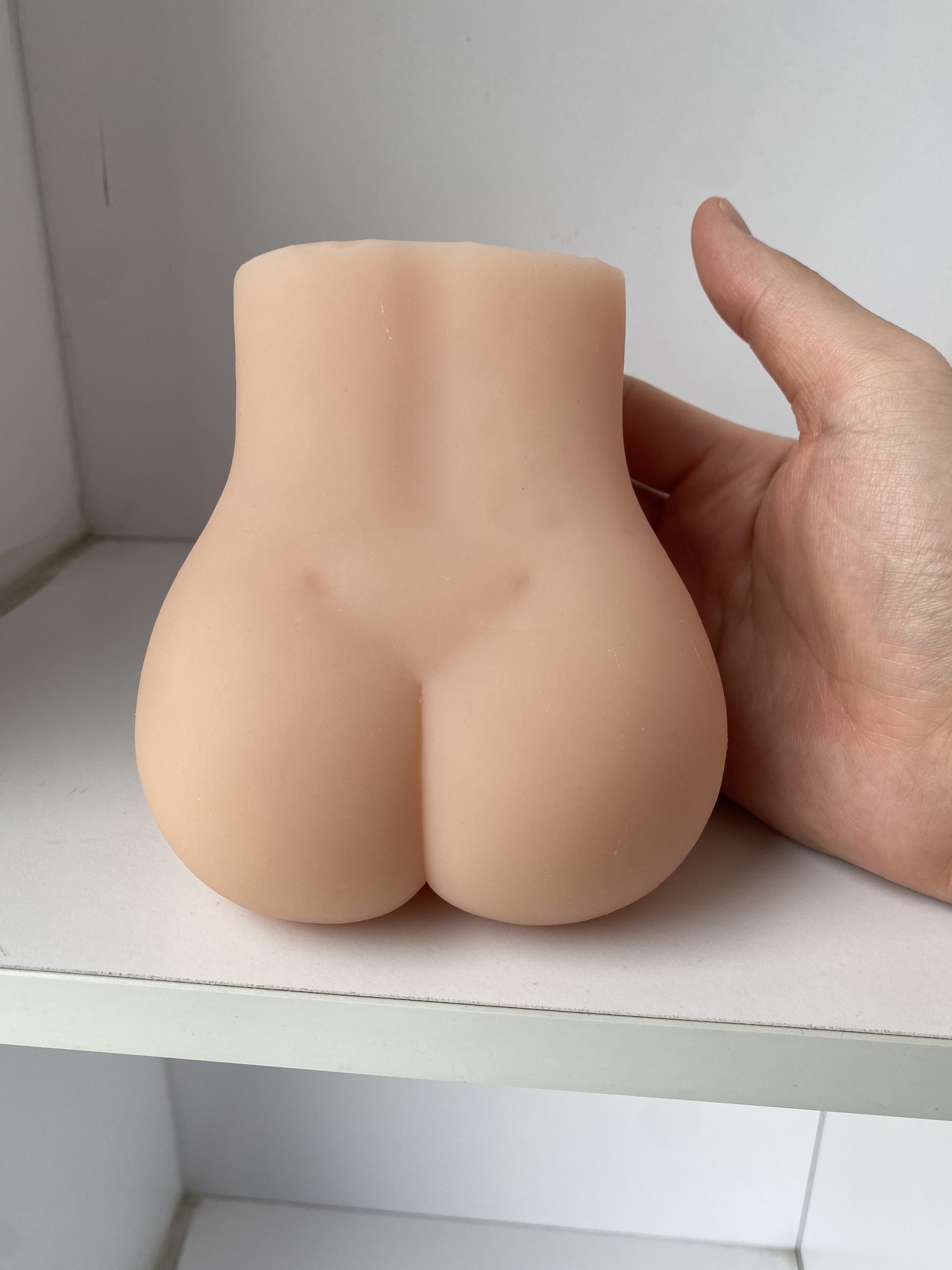 Âm đạo giả cầm tay có mông đùi sexy