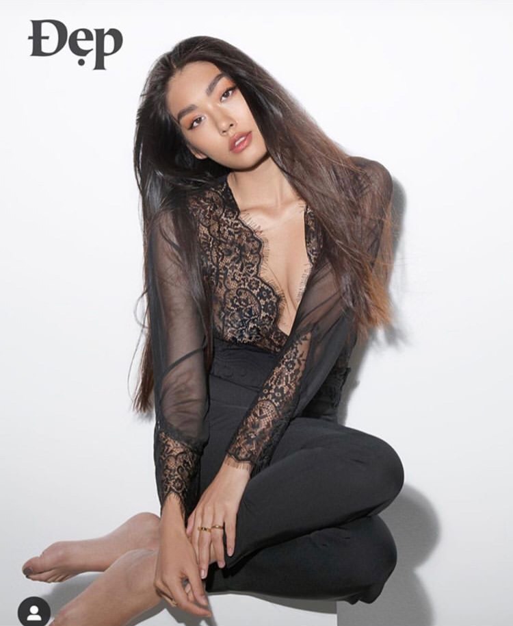 Jumsuit dài tay ren khoét bụng