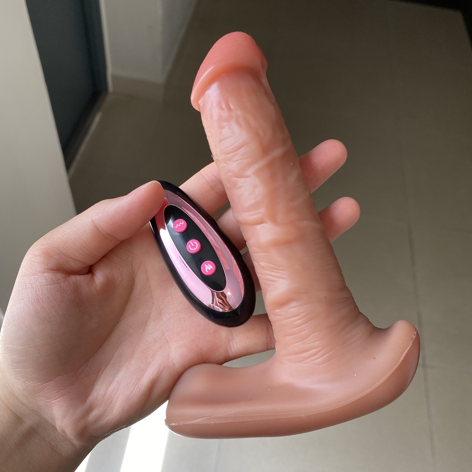 Những sản phẩm dương vật giả của Nữ Hoàng Khoái Cảm khiến vợ chồng thăng hoa bạn không nên bỏ qua