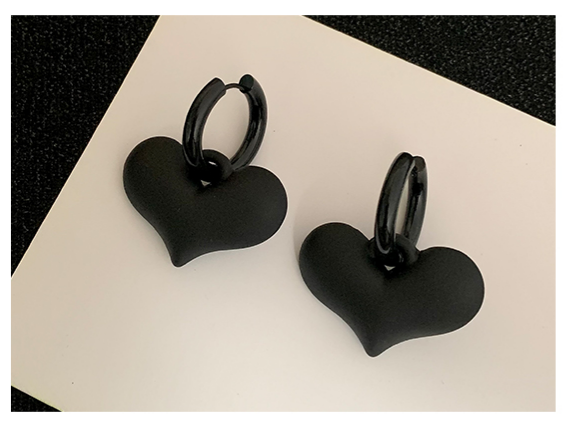 Khuyên tai trái tim đen đặc