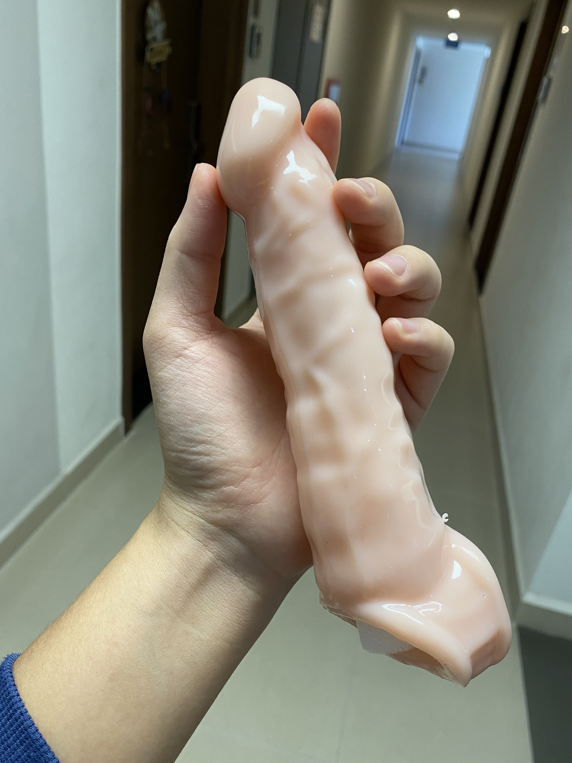 Bao cao su đôn dên màu da người