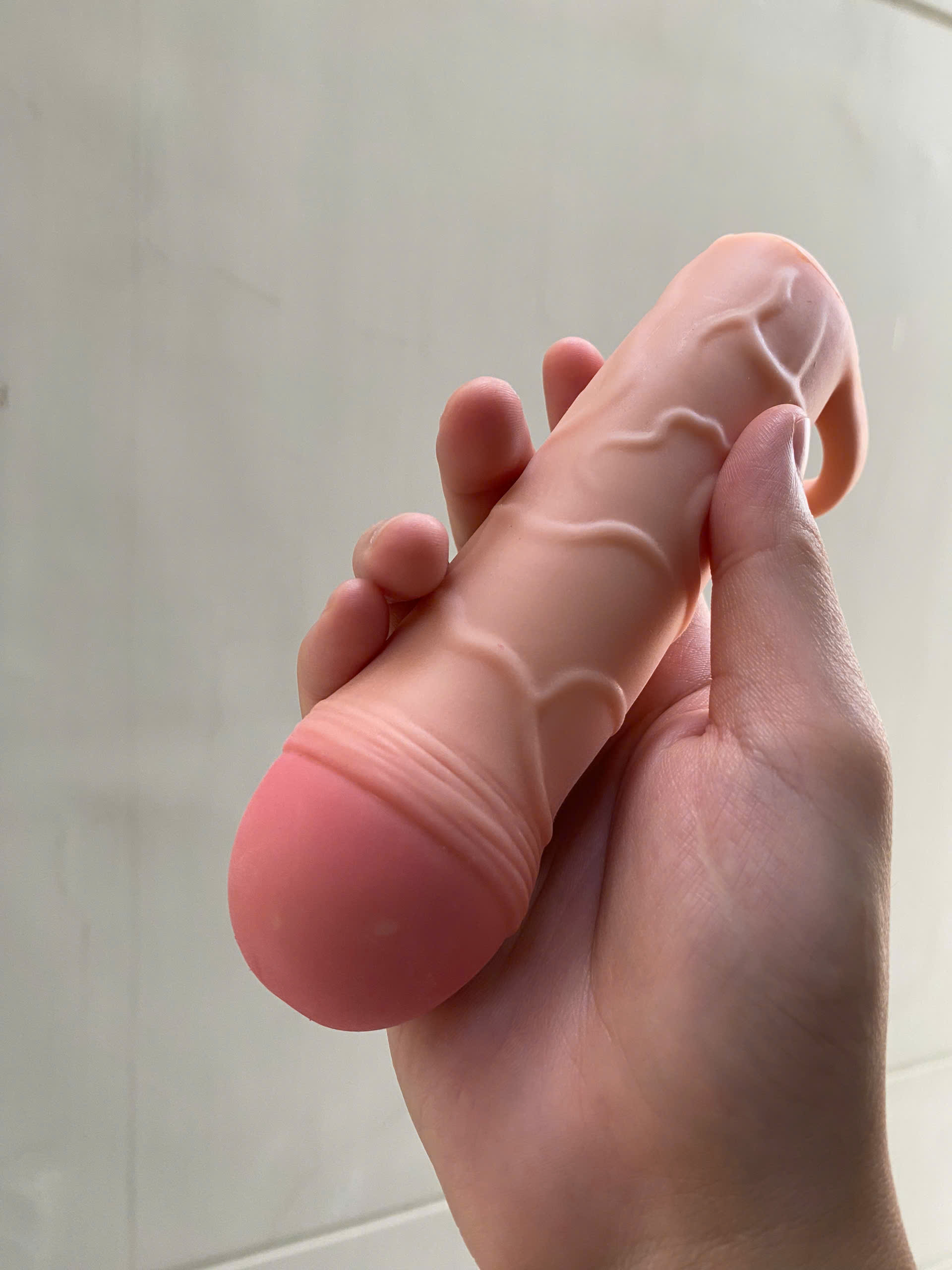 Bao cao su đôn dên Pretty Love trắng hồng quai đeo bìu