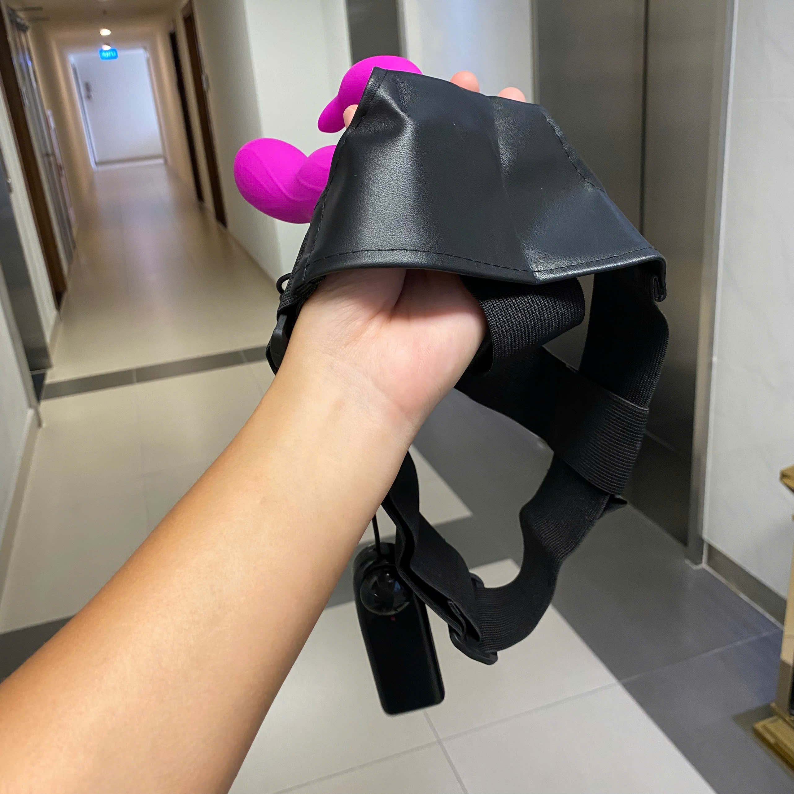 Đồ chơi đeo hông rung mạnh - Dương vật giả có điều khiển dây gây khoái cảm cực đỉnh