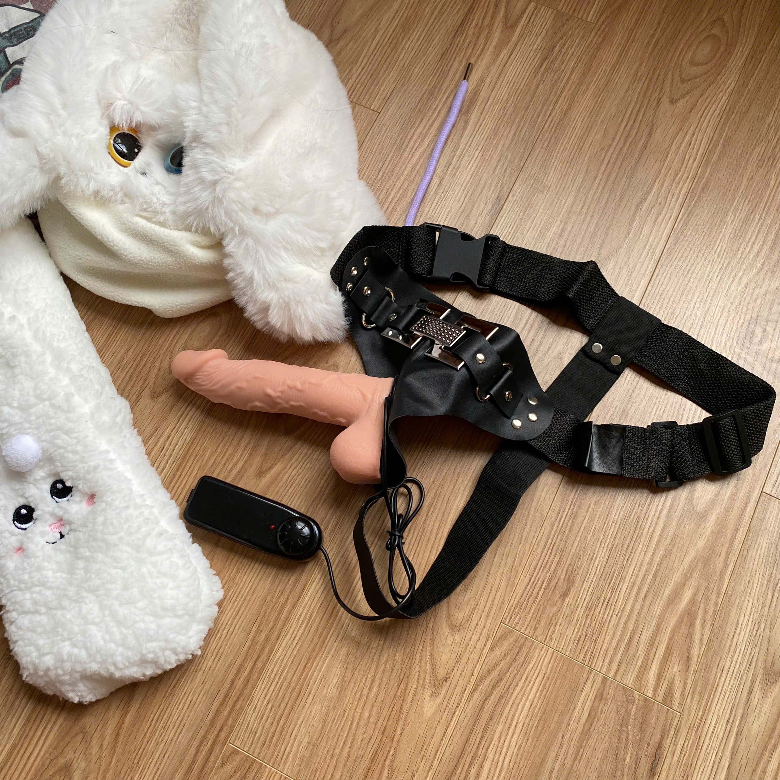 Dương Vật Giả Đeo Hông Baile Ultra Passionate Harness Rung Nhiều Tốc Độ Có Dây Đai Da