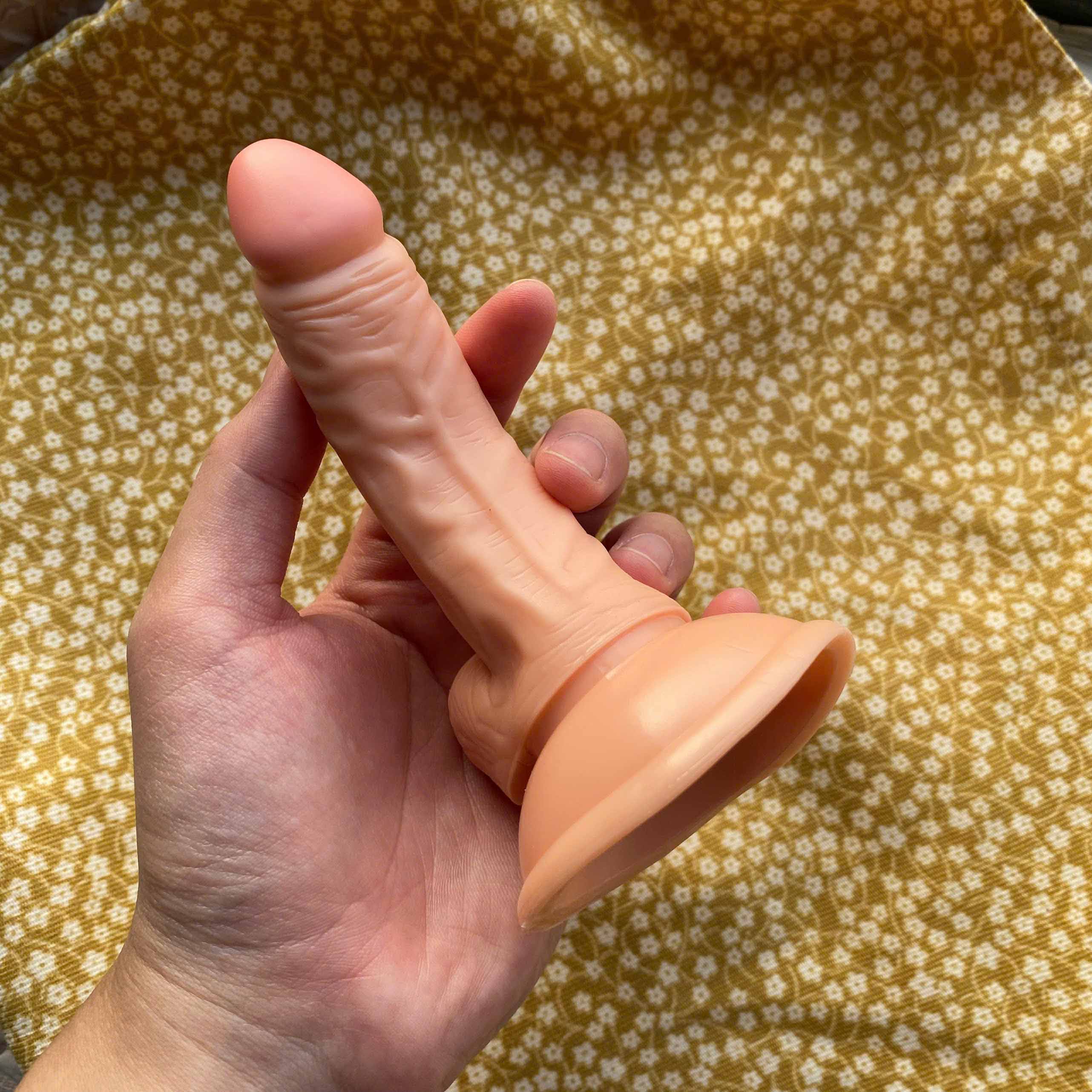 Dương vật giả kích thước nhỏ gắn tường kiểu dáng cong trắng hồng