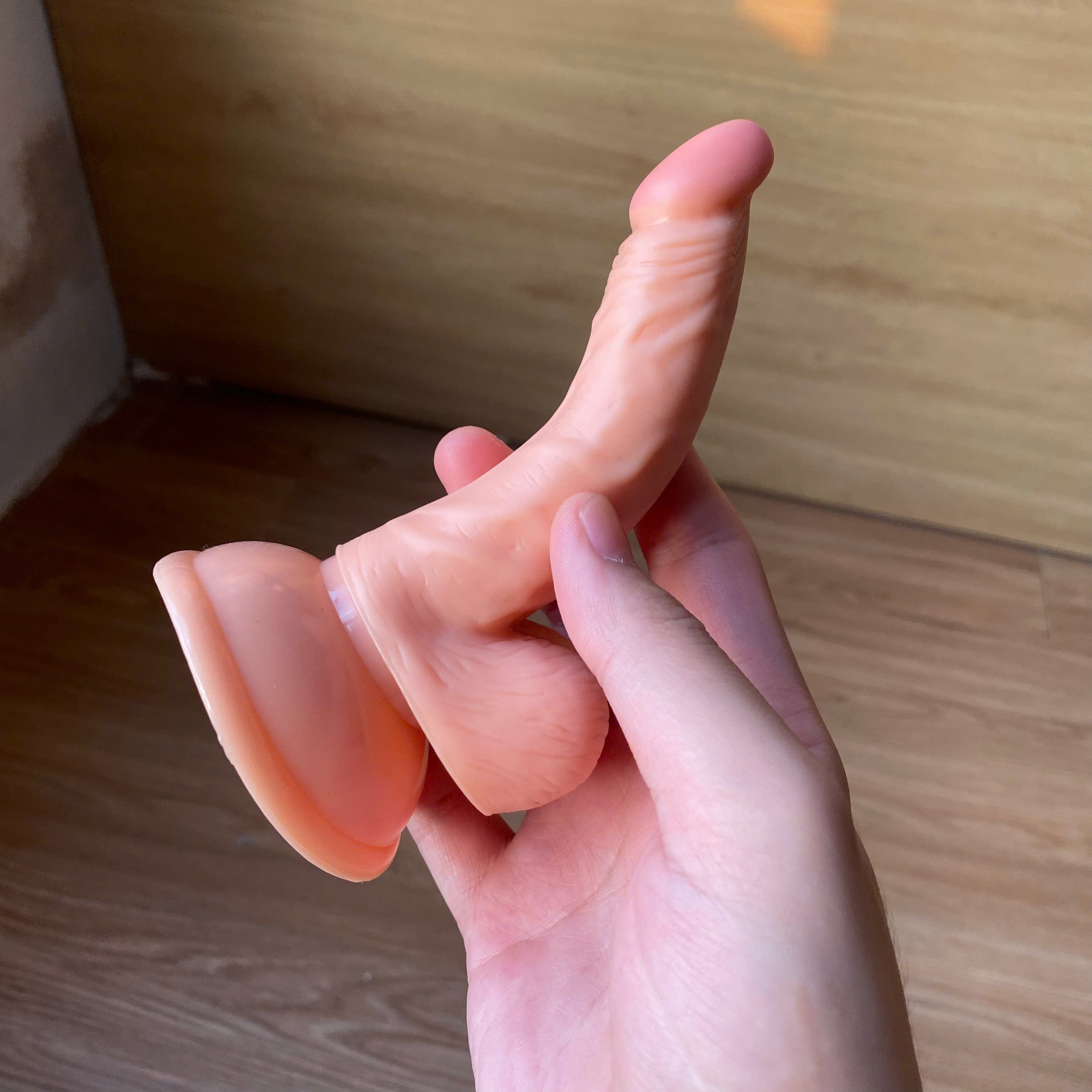 Dương vật giả kích thước nhỏ gắn tường kiểu dáng cong trắng hồng