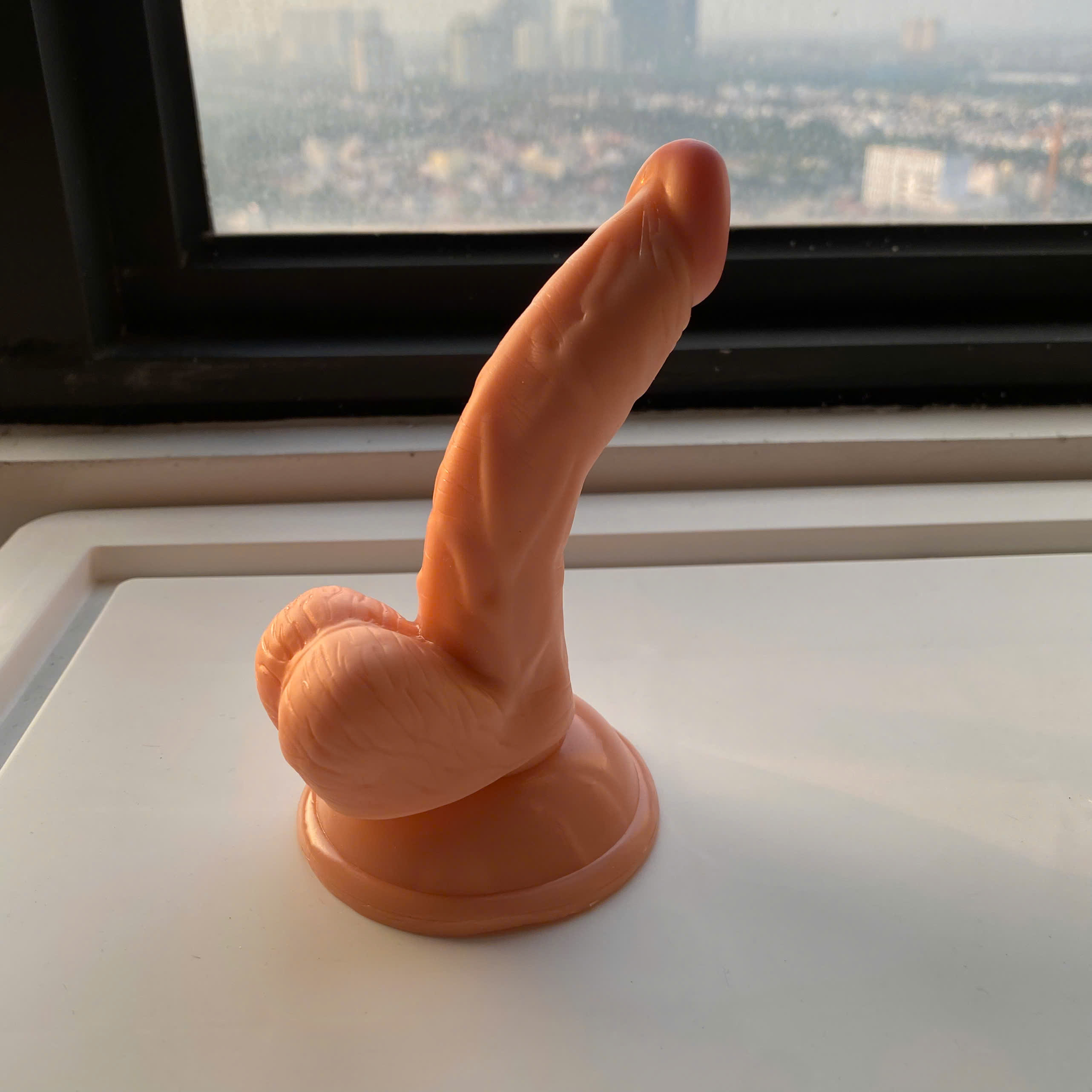 Dương vật giả kích thước nhỏ gắn tường kiểu dáng cong trắng hồng