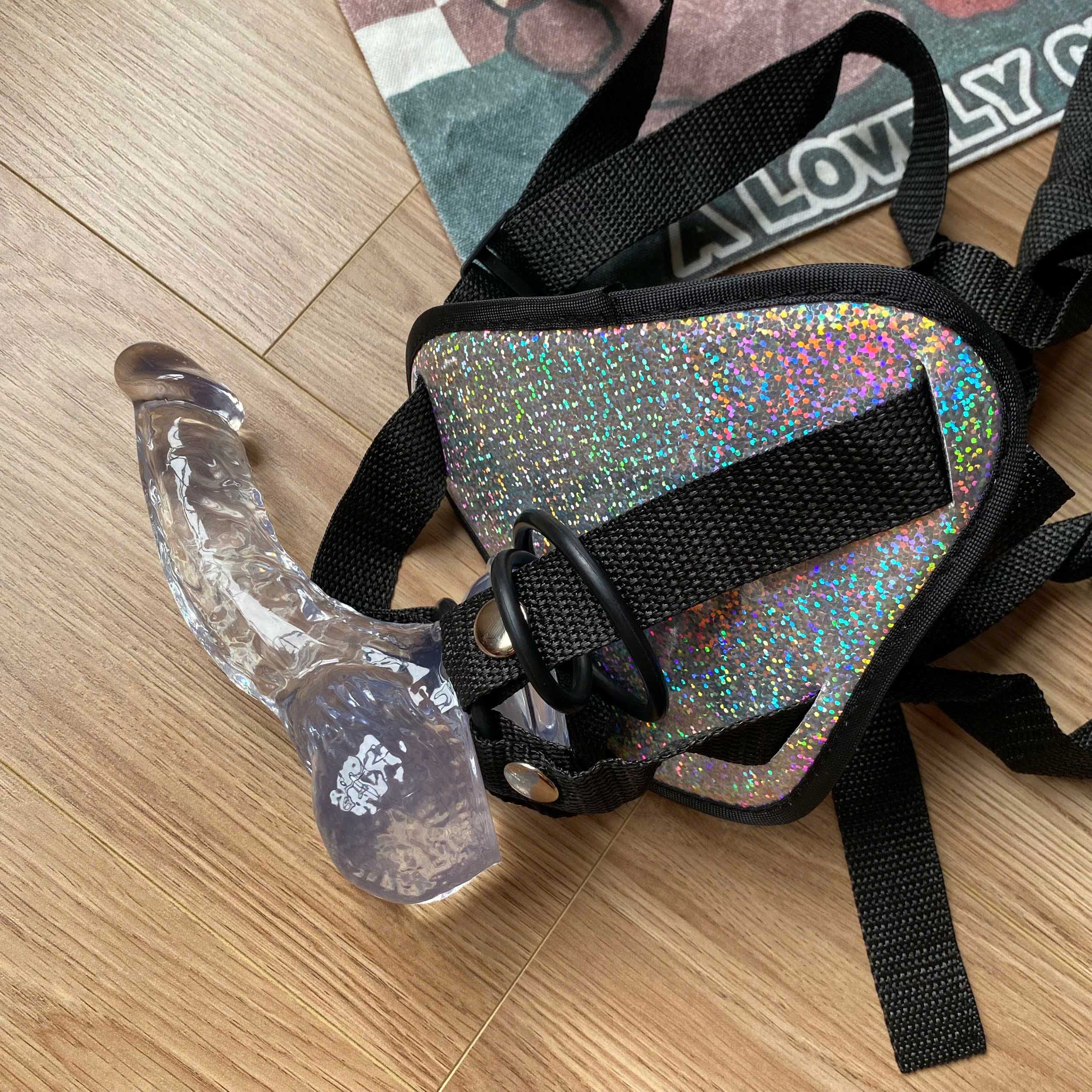 Dương vật giả trong suốt kèm dây đeo kim tuyến hấp dẫn