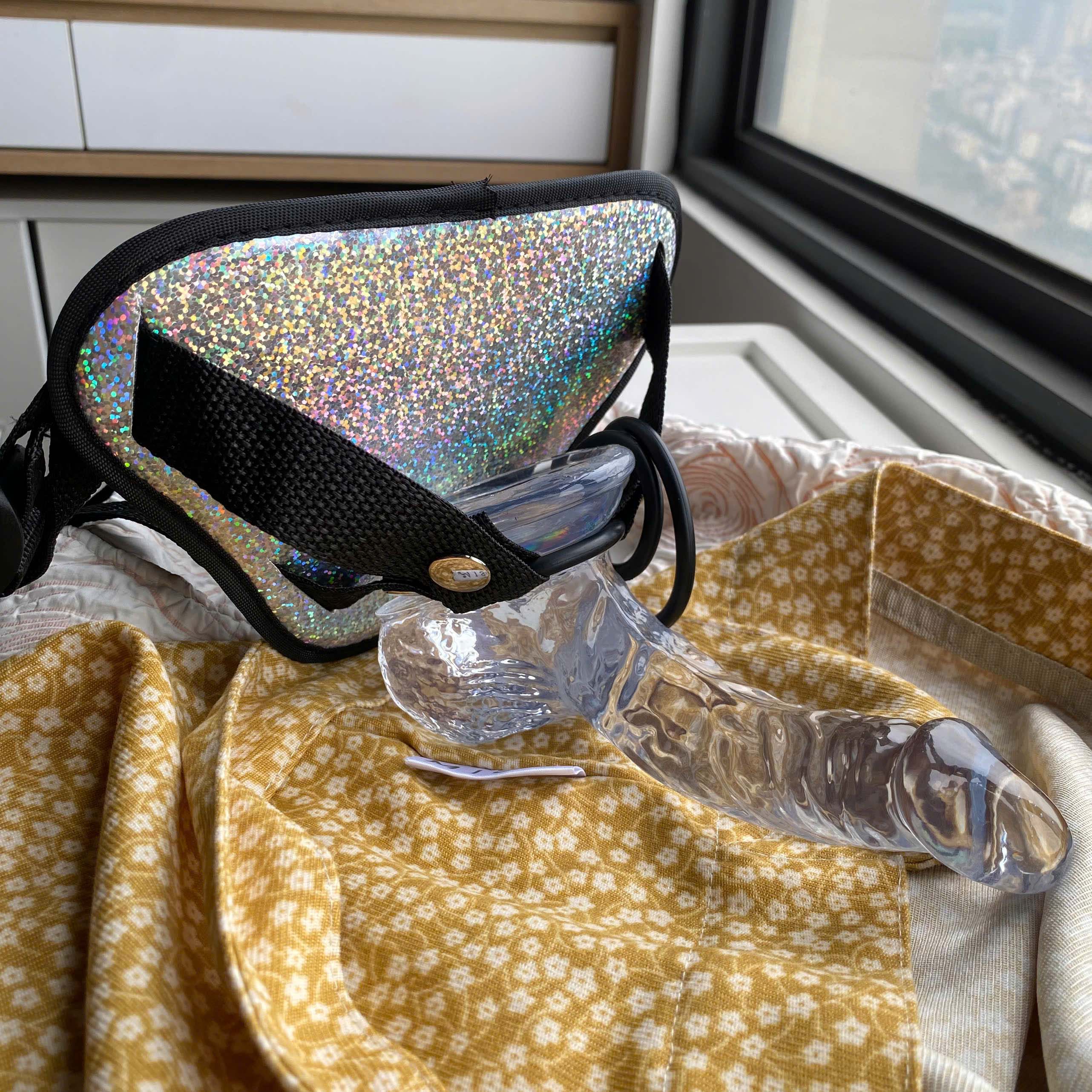 Dương vật giả trong suốt kèm dây đeo kim tuyến hấp dẫn