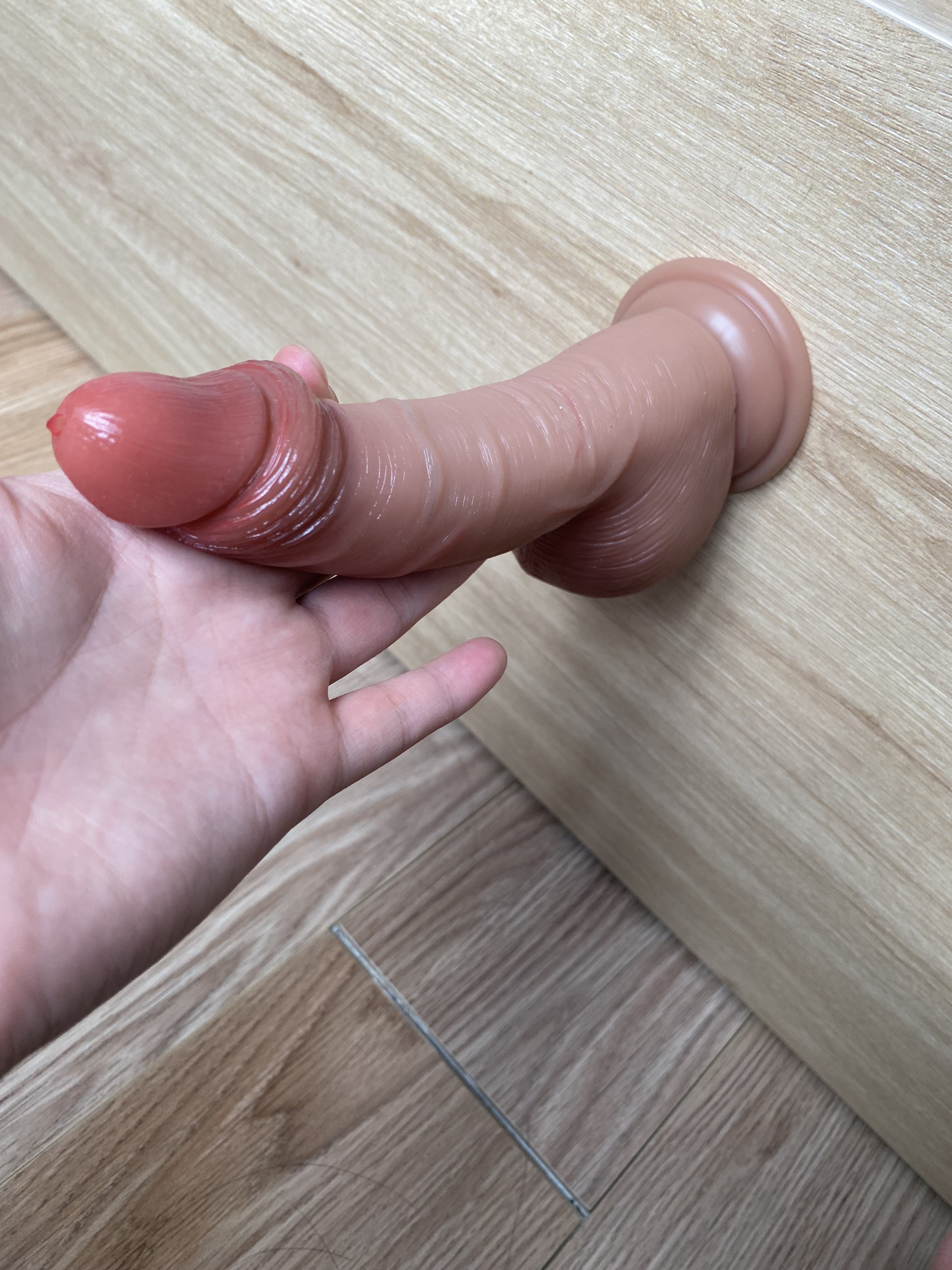 Dương vật giả bắn tinh như thật