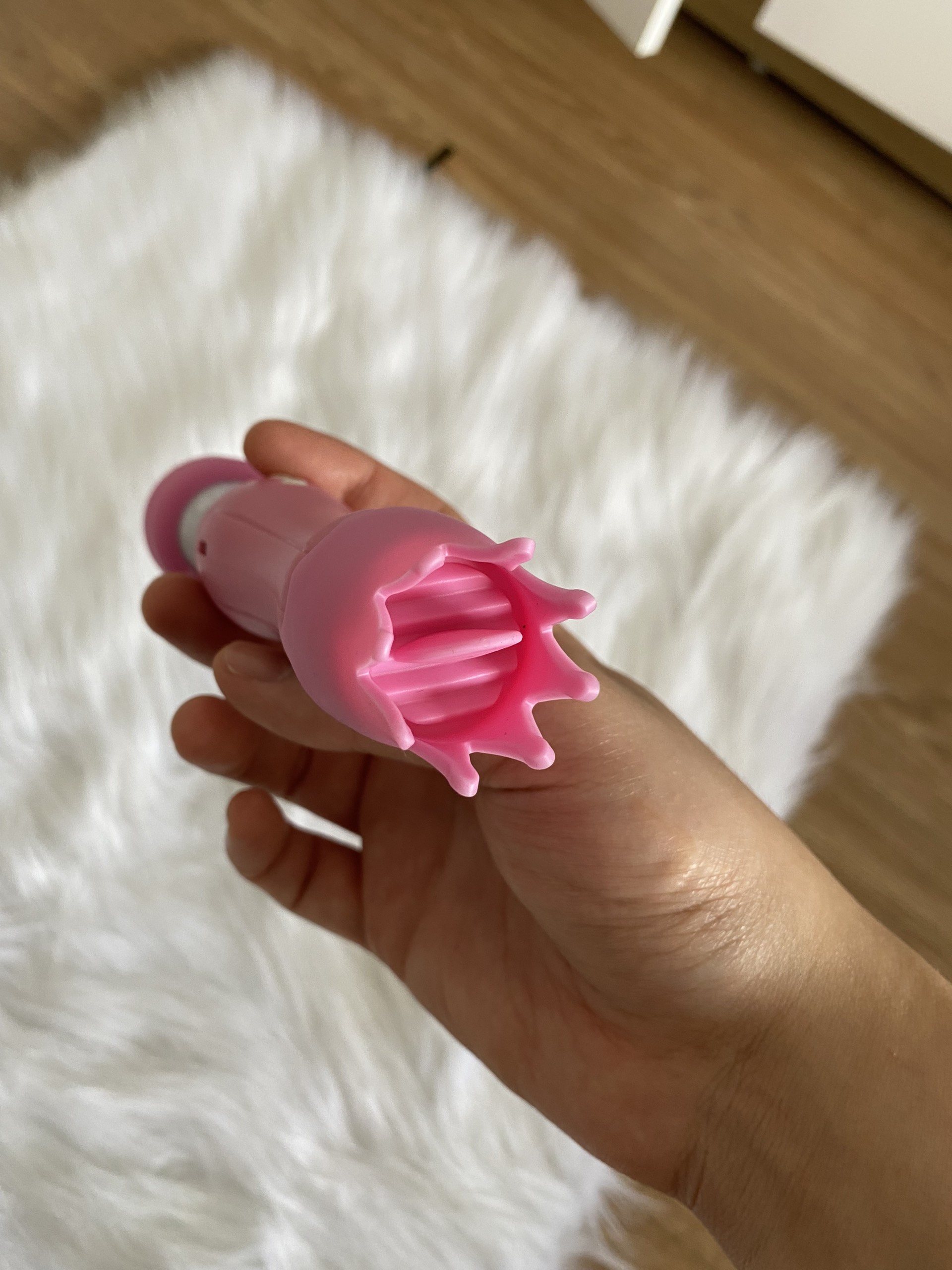 Chày rung có lưỡi liếm cầm tay sạc pin