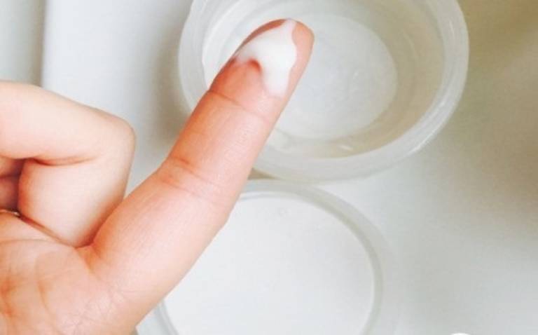 Huyết Trắng Ở Phụ Nữ: Dấu Hiệu Sinh Lý Bình Thường Hay Cảnh Báo Bệnh?