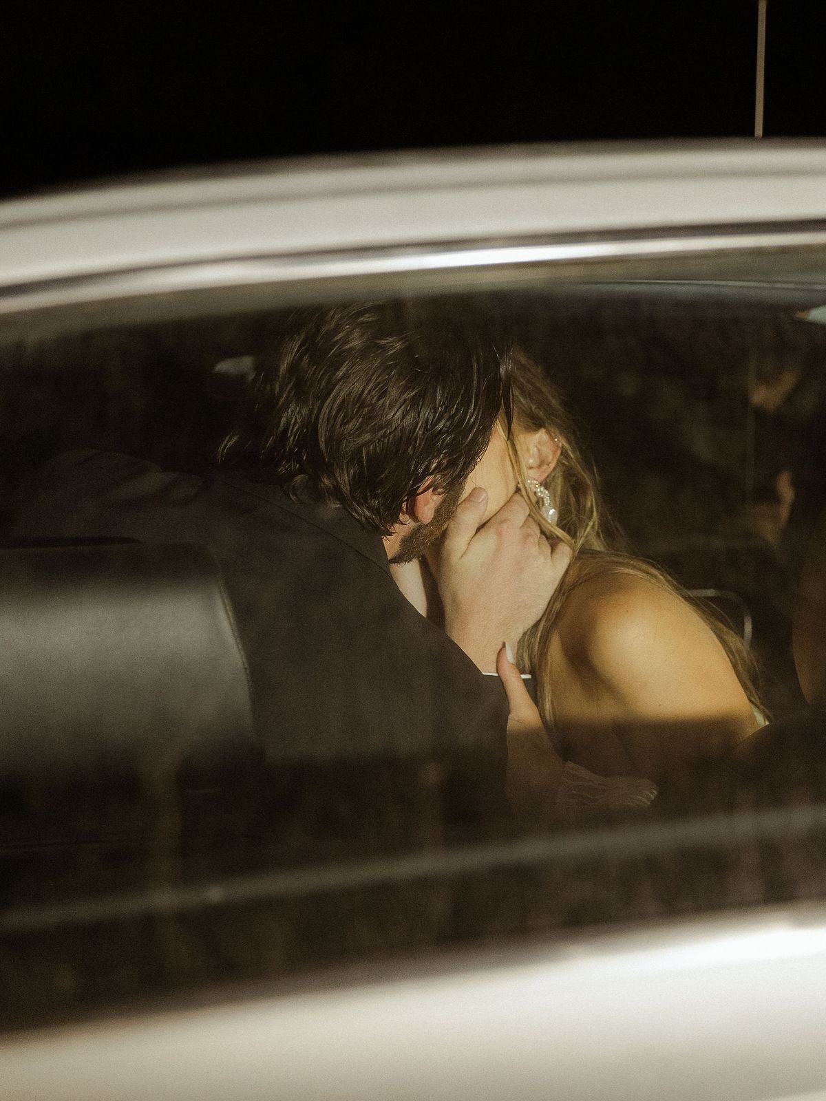 Kinh Nghiệm "Yêu" Trong Xe Hơi Cho Cặp Đôi: Cách Tận Hưởng Sự Thú Vị Mà Vẫn An Toàn Tuyệt Đối