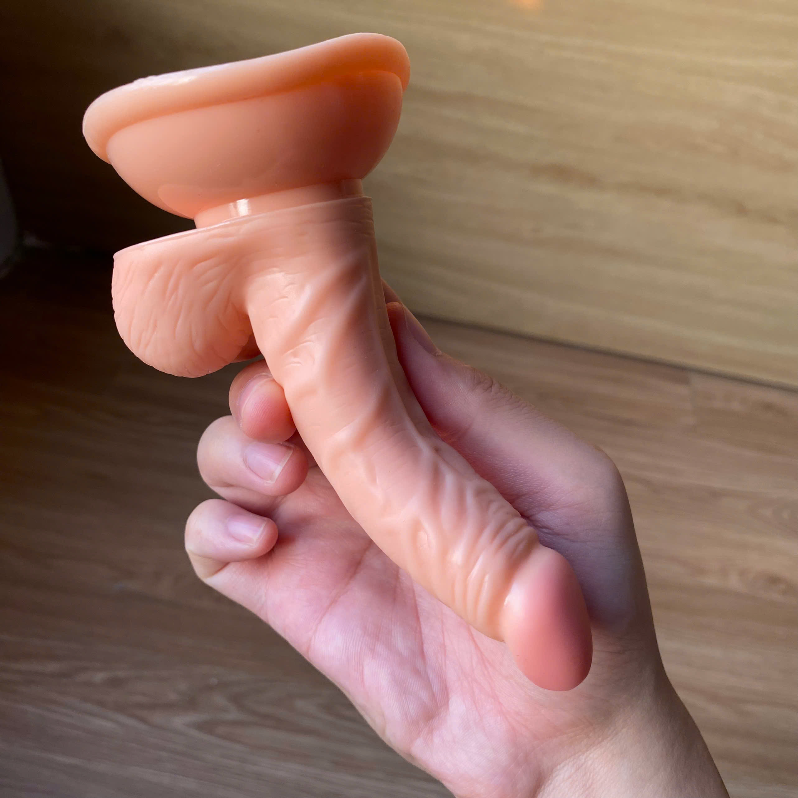 Người Mới Nên Trải Nghiệm Loại Sex Toy Nào Của Shop nuhoangkhoaicam.vn? Gợi Ý Từ A Đến Z Cho Tân Thủ