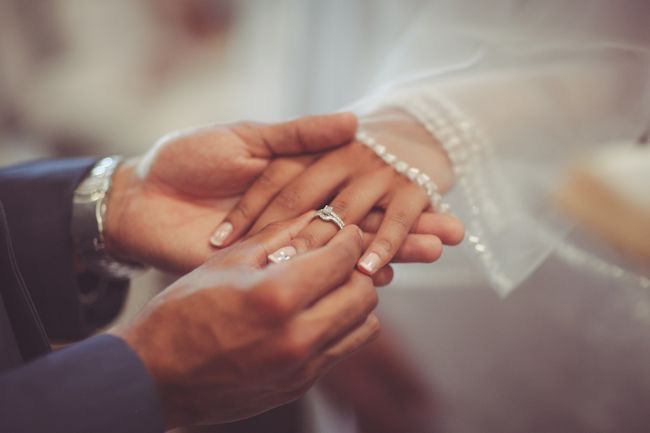 Nhẫn đính hôn khác gì nhẫn cưới? Tìm hiểu ngay để không nhầm lẫn khi chọn trang sức cưới