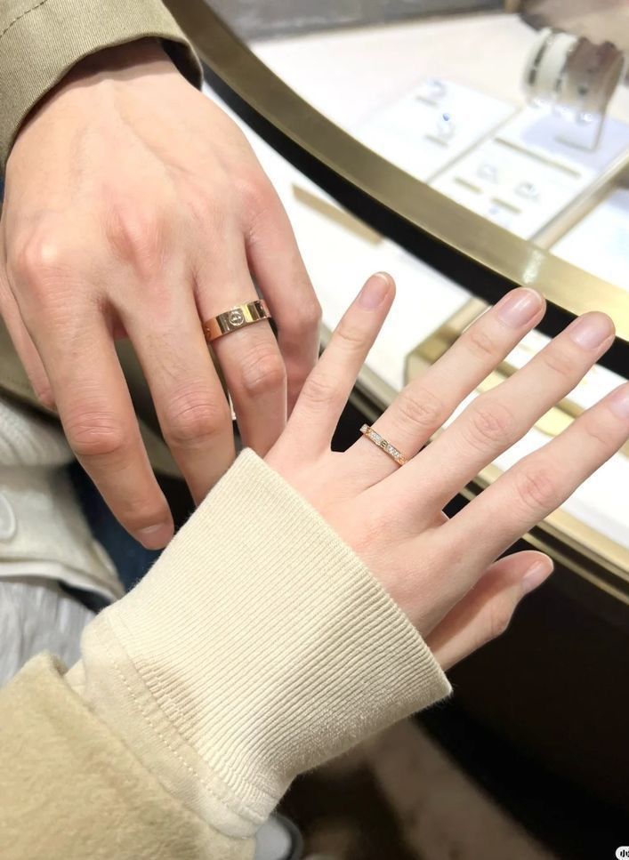 Nhẫn đính hôn khác gì nhẫn cưới? Tìm hiểu ngay để không nhầm lẫn khi chọn trang sức cưới