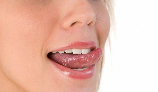 Lấy Nước Bọt Làm Chất Bôi Trơn Có Được Không? Những Rủi Ro Ít Ai Biết Khi Dùng Nước Bọt Khi Quan Hệ