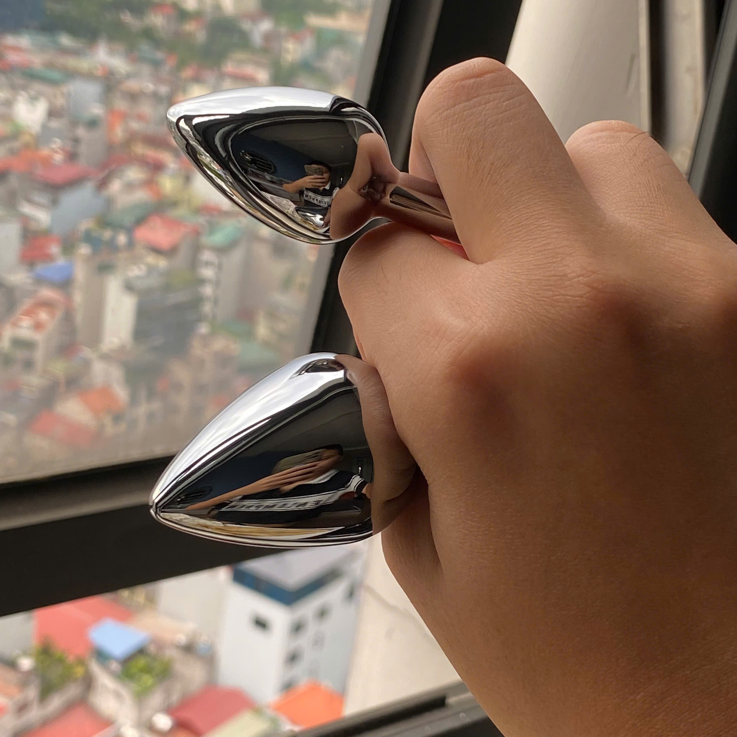 Nút bịt hậu môn kim loại kèm chuông trang trí đính đá bling bling