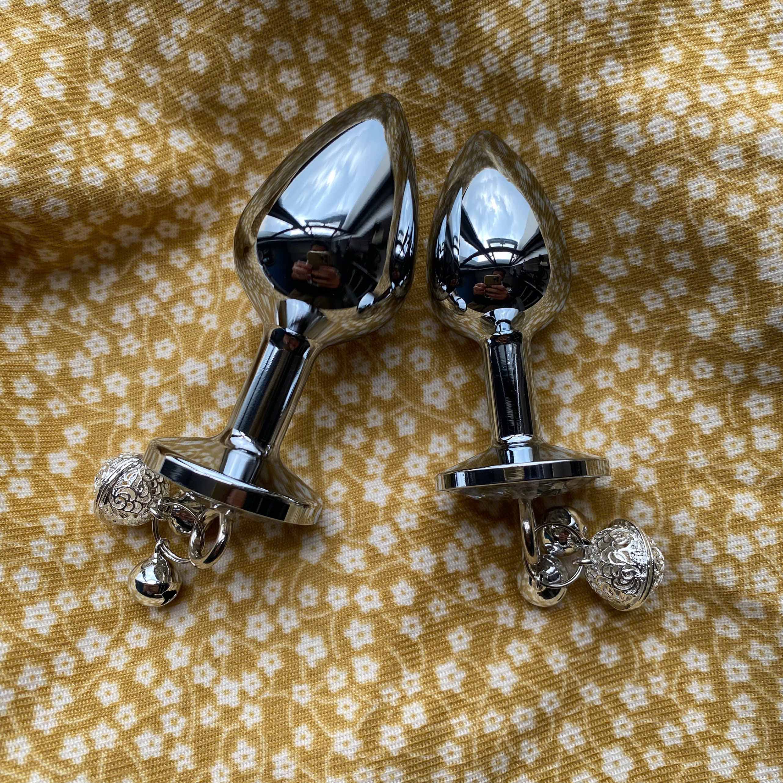 Nút bịt hậu môn kim loại kèm chuông trang trí đính đá bling bling