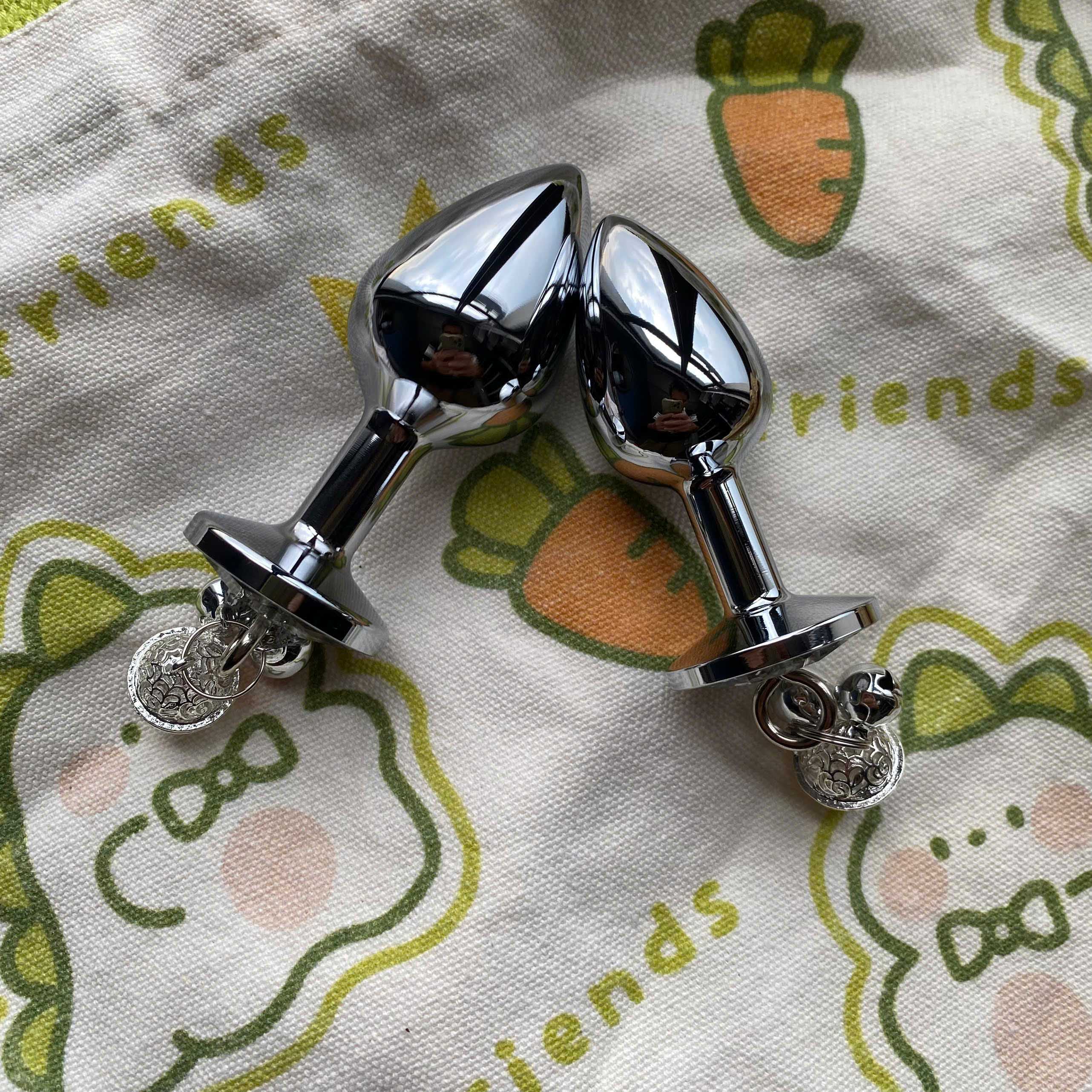 Nút bịt hậu môn kim loại kèm chuông trang trí đính đá bling bling