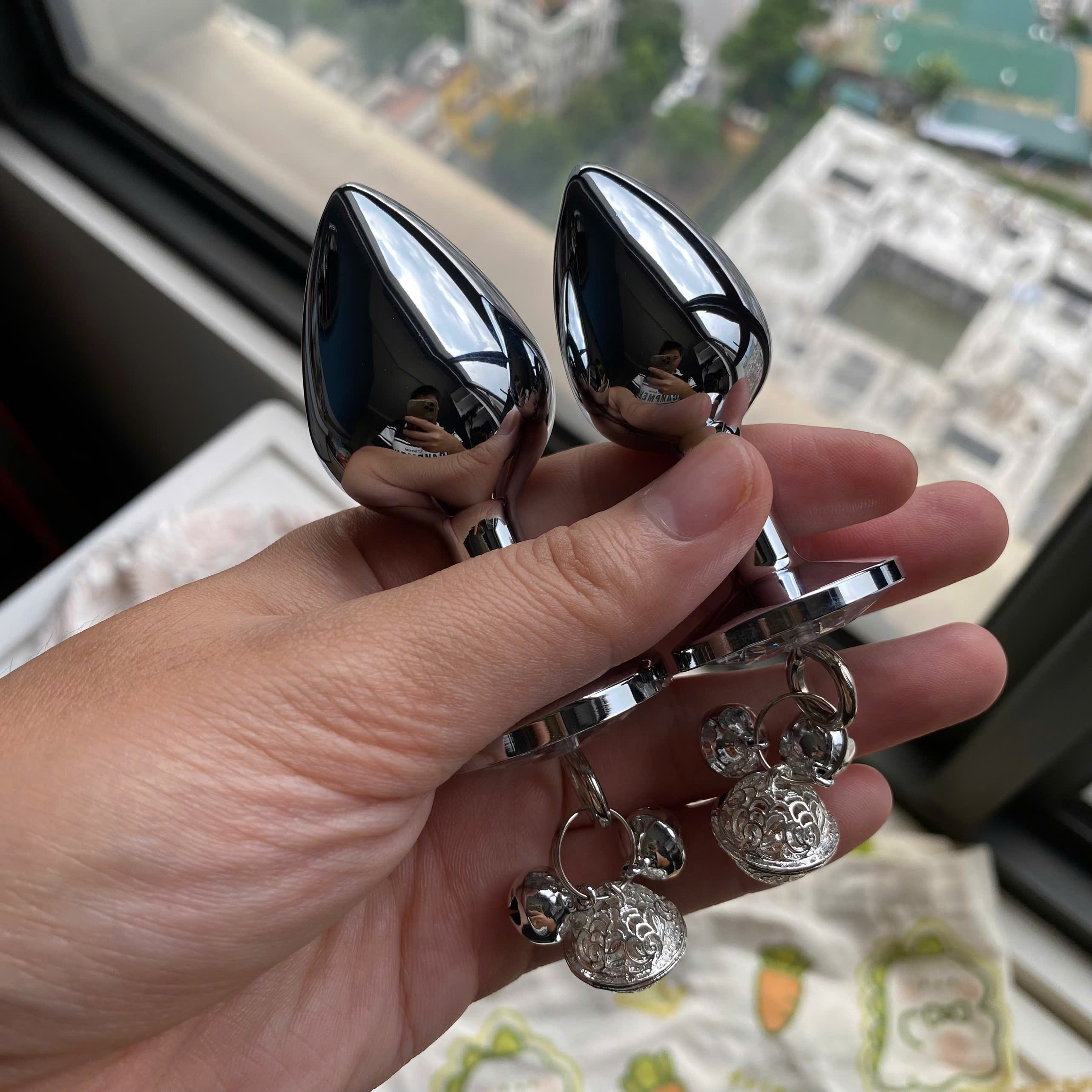 Nút bịt hậu môn kim loại kèm chuông trang trí đính đá bling bling