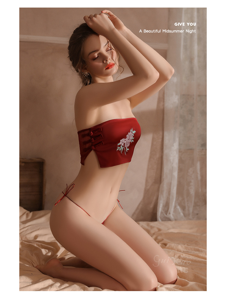 Set áo yếm thêu hoa đỏ quyến rũ