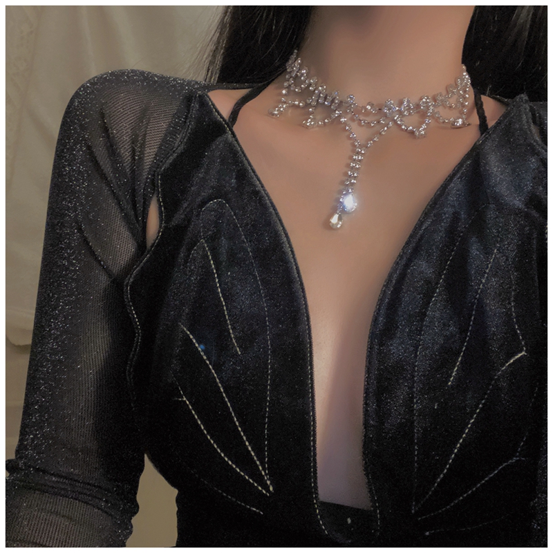 Vòng cổ bạc đính đá vương miện