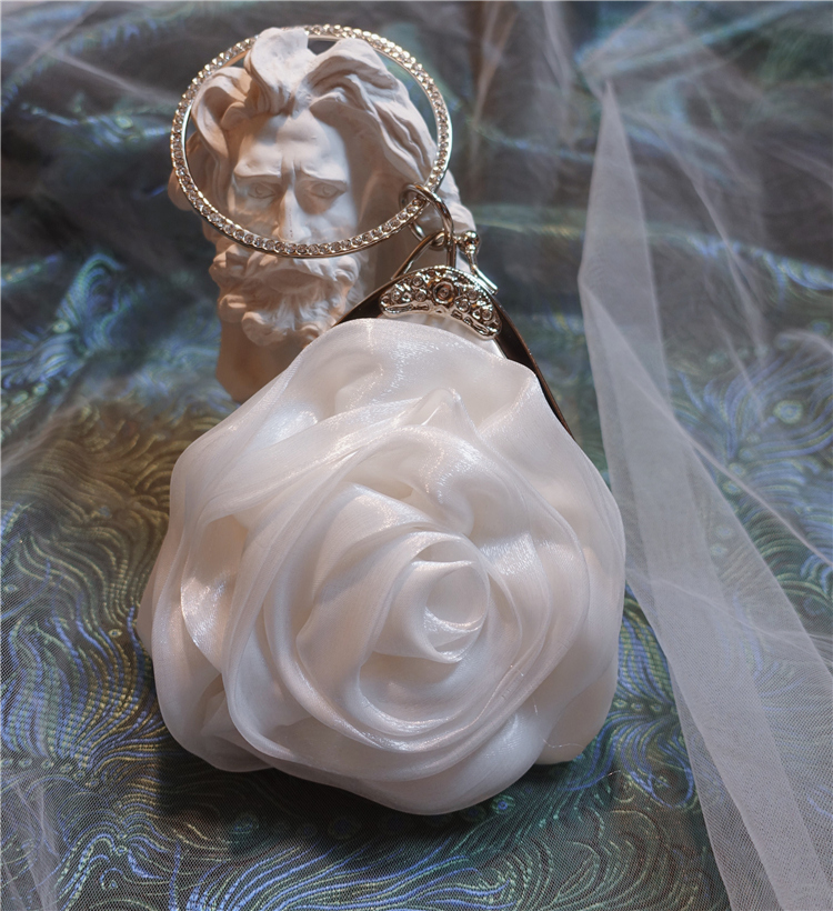 Túi xách nữ bông hoa ngọc trai dáng tam giác nhỏ