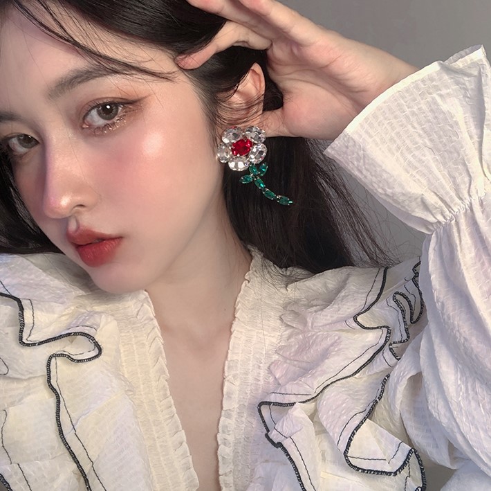 Khuyên tai hoa 5 cánh ngọc trắng đỏ