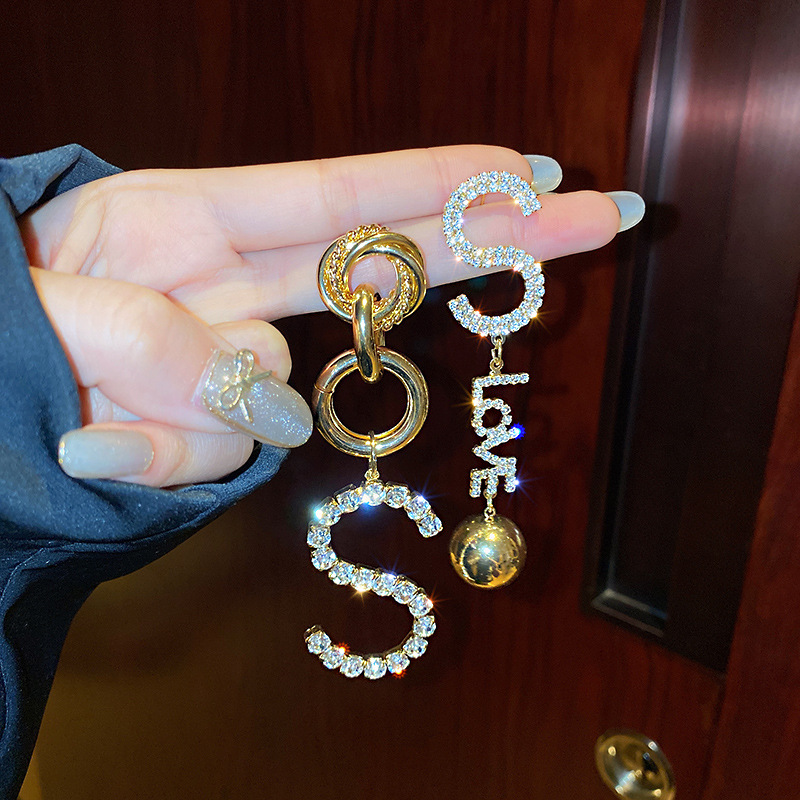 Khuyên tai Love chữ S