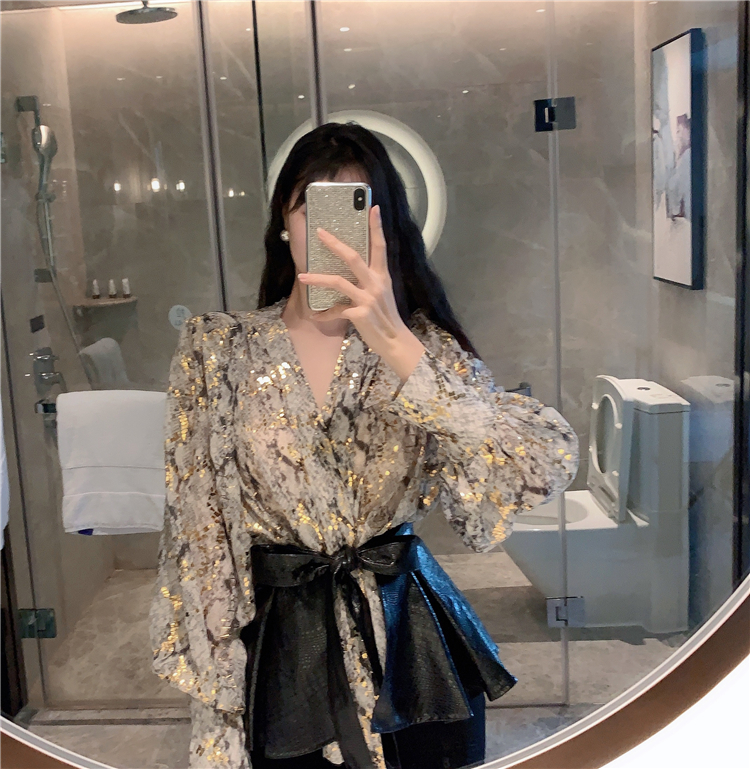 Áo sơ mi dài tay kèm chân váy da