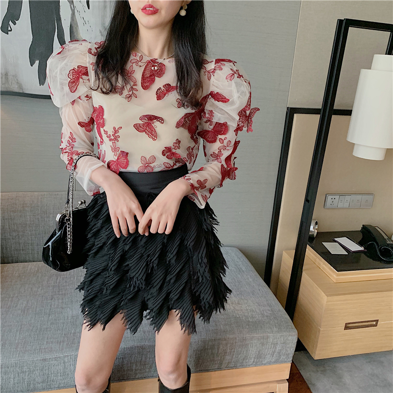 Áo ren thêu chim tay phồng xuyên thấu