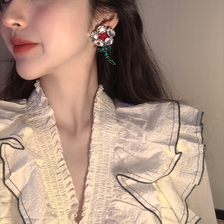 Khuyên tai hoa 5 cánh ngọc trắng đỏ