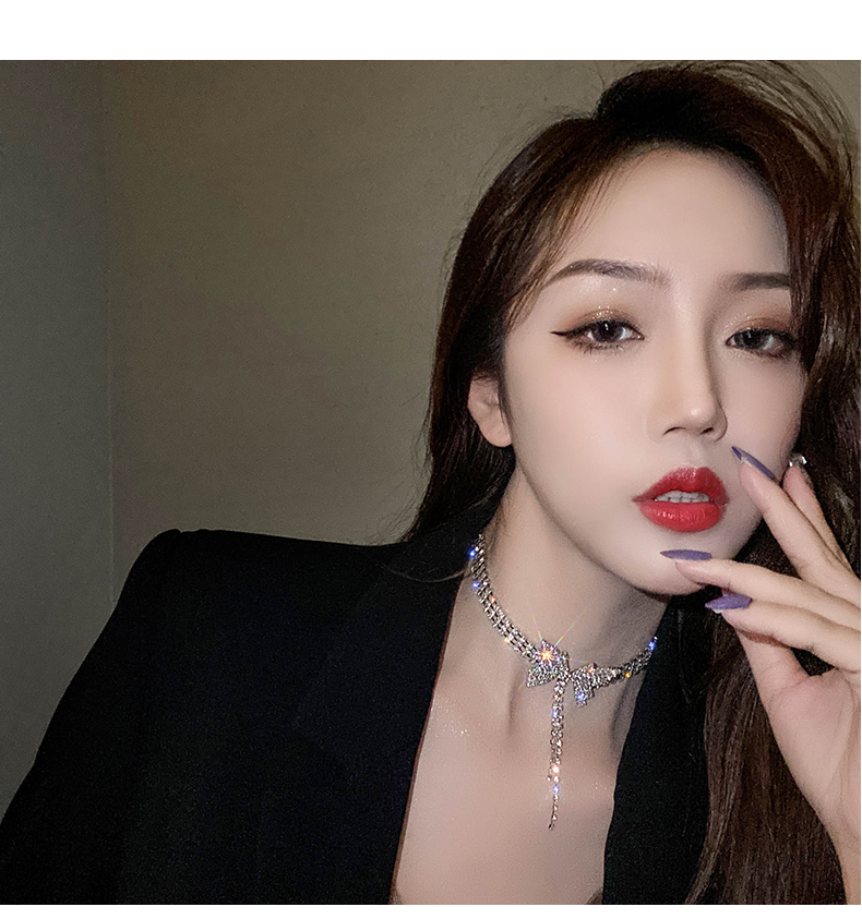 Vòng cổ choker con bướm bạc