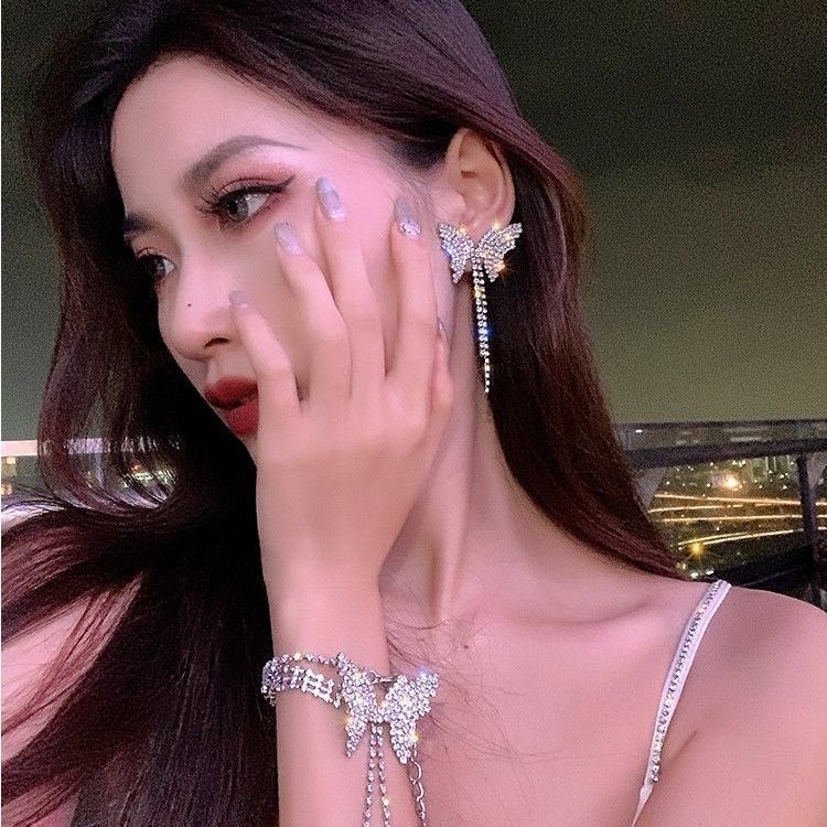 Khuyên tai con bướm bạc dài