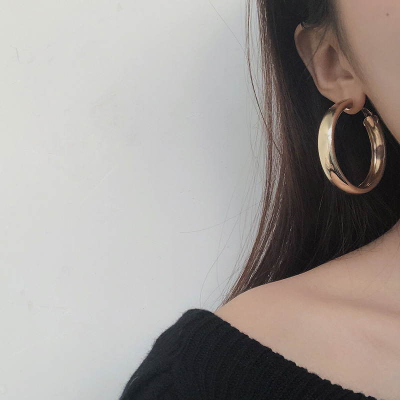 Khuyên tai tròn vàng