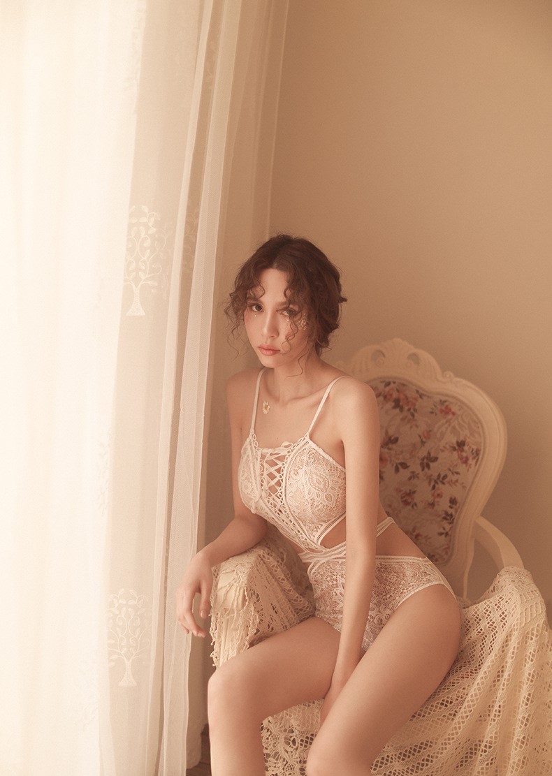 Bodysuit ren khoét eo