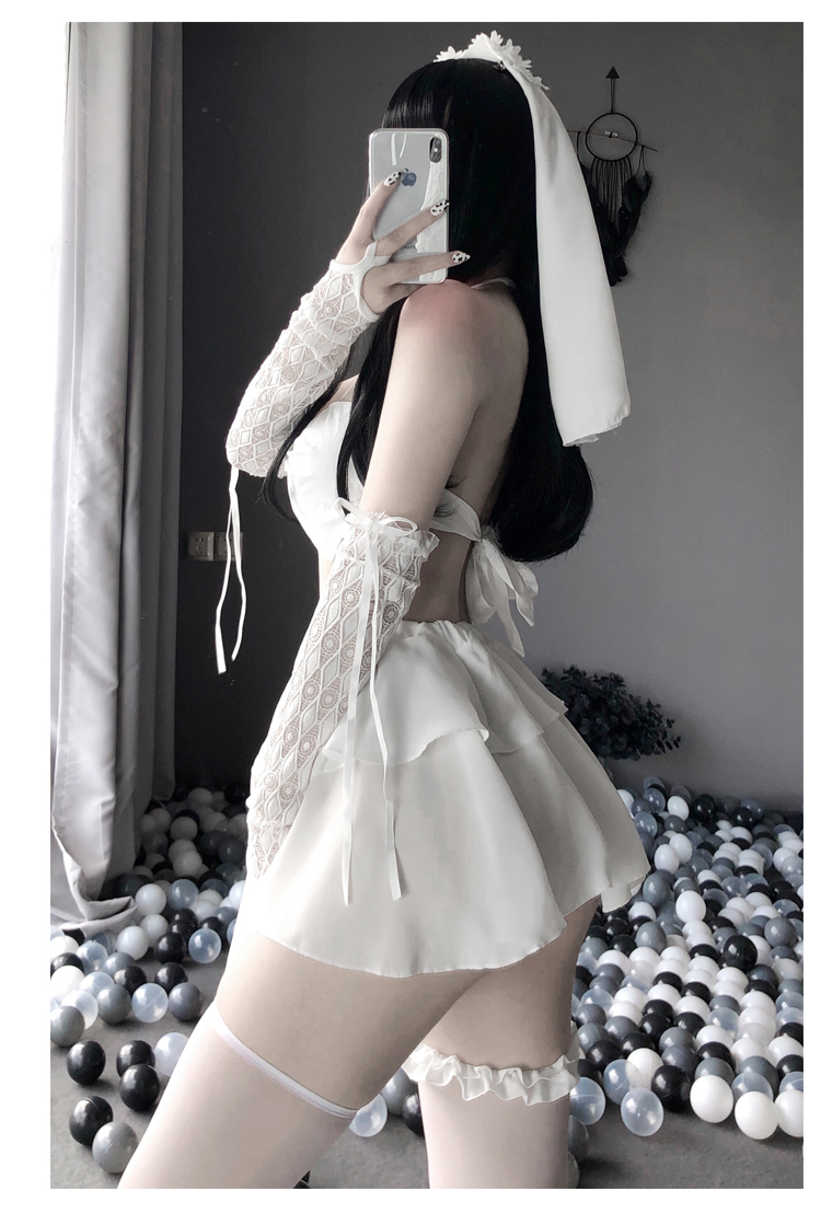 Cosplay cô dâu 2 mảnh ngực nơ quyến rũ