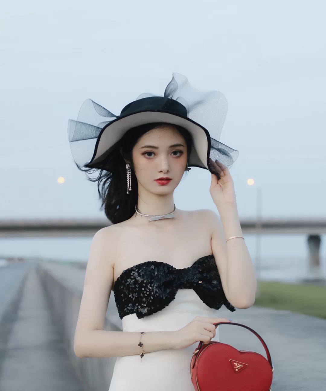 Khuyên tai ngọc đính đá nơ da