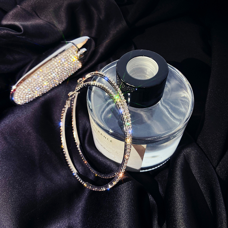 Khuyên tai kim cương tròn to