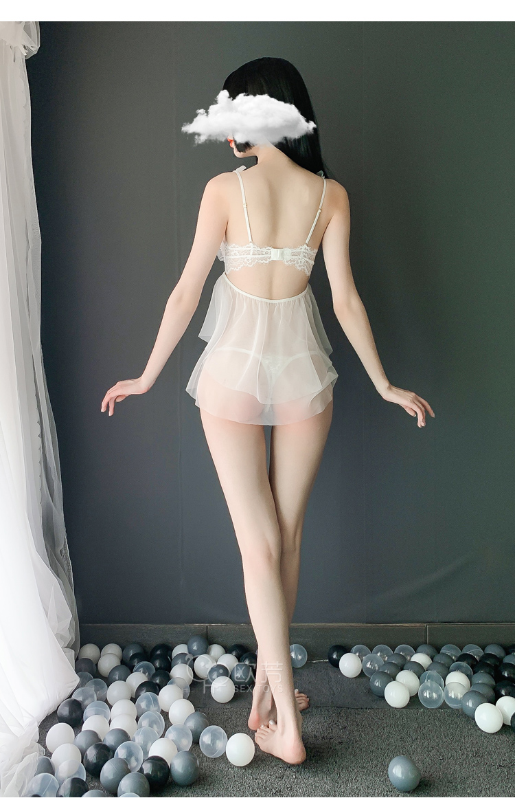 Váy ngủ ren hoa khoét ngực cô dâu