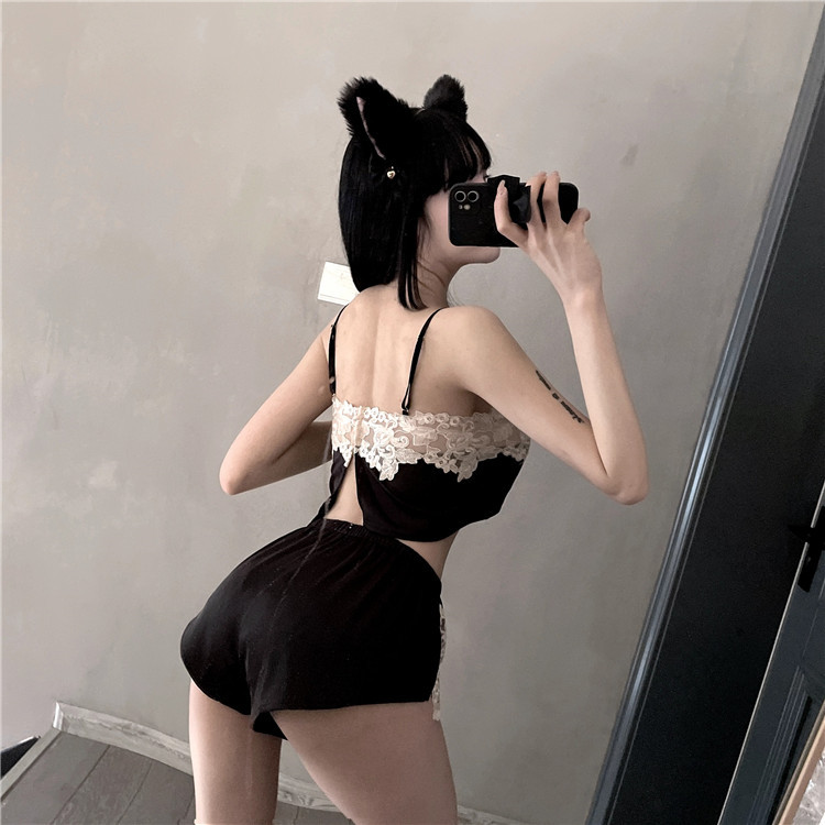 Bộ ngủ lụa quần đùi ren họa tiết xẻ đùi