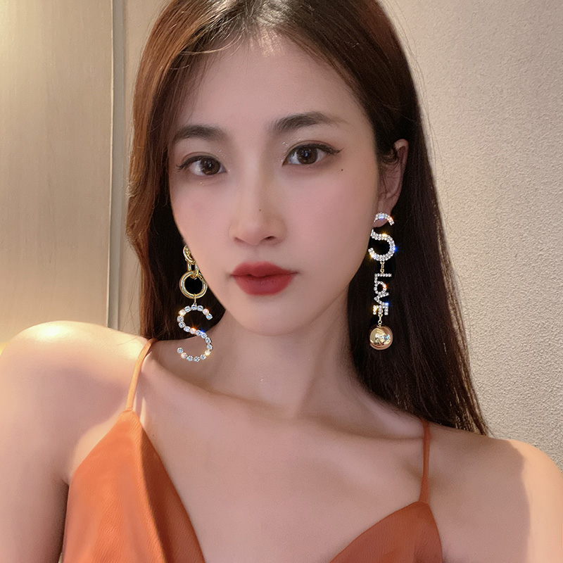 Khuyên tai Love chữ S