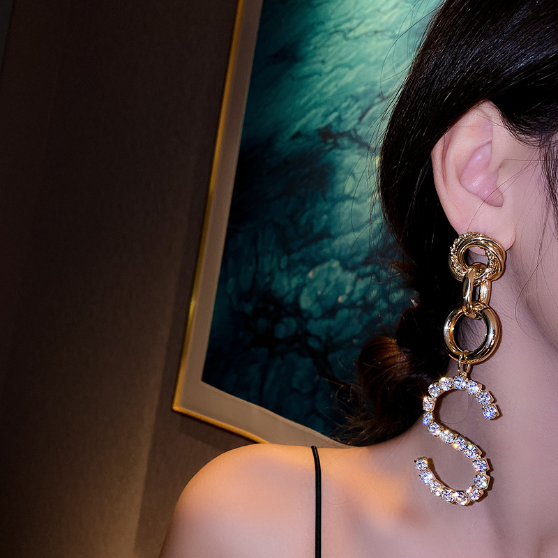 Khuyên tai Love chữ S