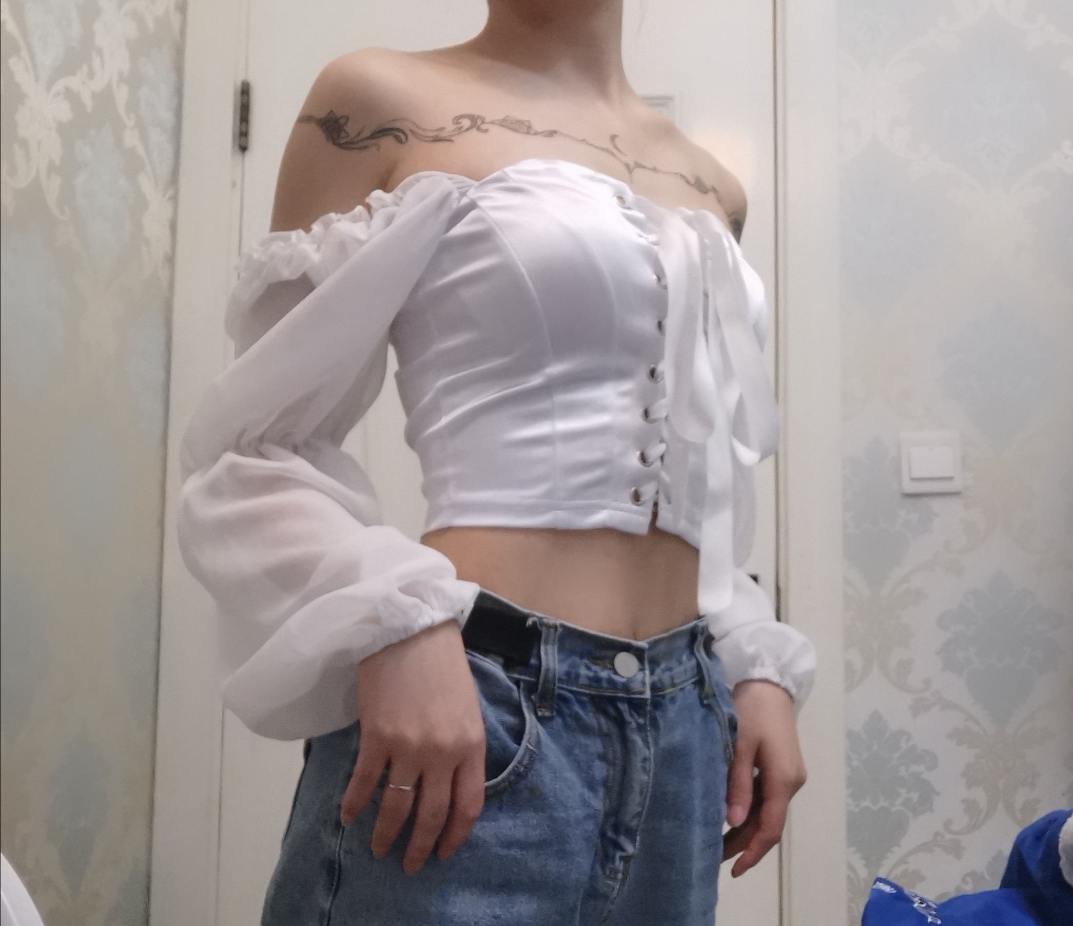 Áo Croptop dài tay lỗ đan dây