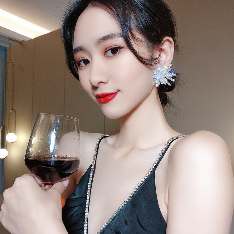 Khuyên tai pha lê bông tuyết