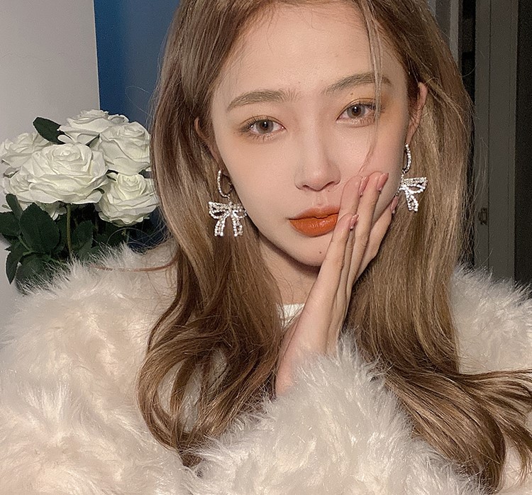 Khuyên tai nơ đính đá ngọc trai